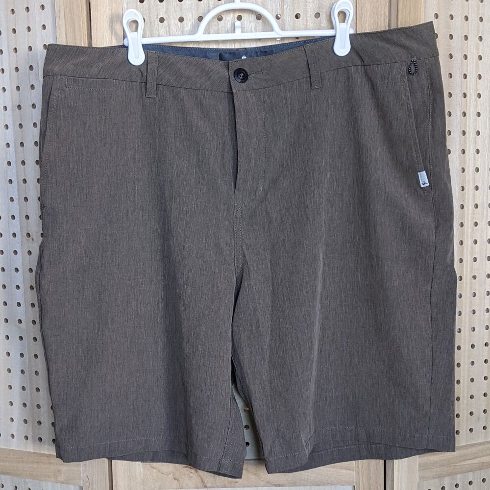 Quiksilver Amphibian board Shorts, tan/brown, zipper pocket, great fabric
